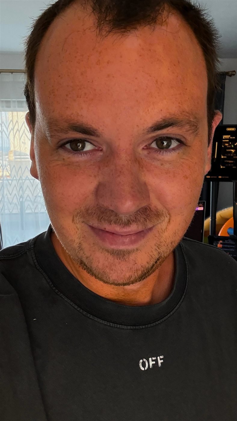 Markus lächelt nüchtern in die Kamera